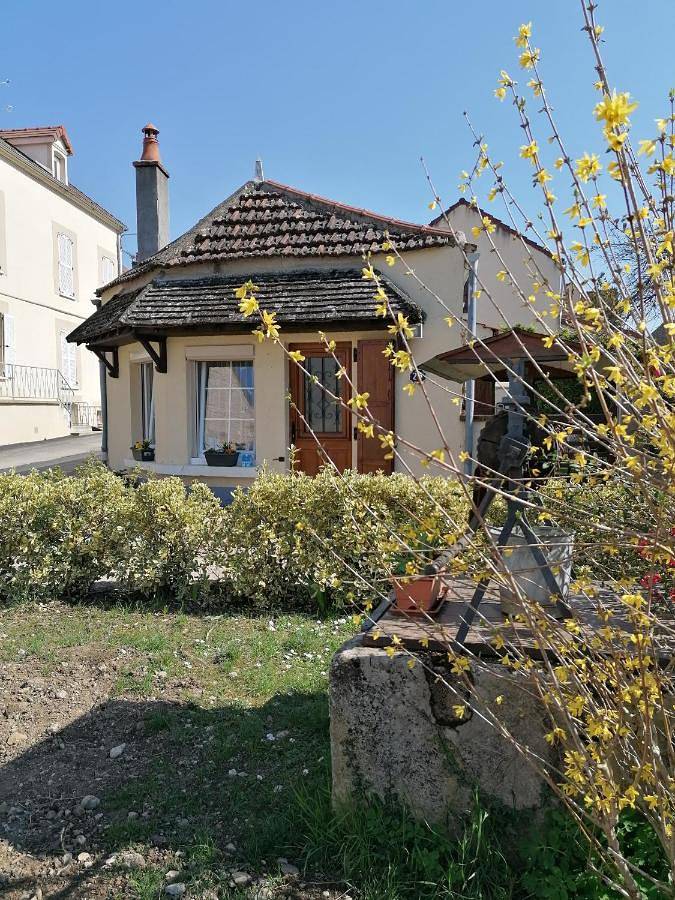 Location de vacances pour 4 personnes, avec jardin et vue à Voutenay-sur-Cure