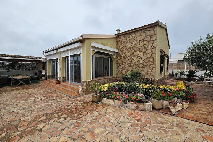 Chalet für 8 Personen, mit Garten in Oliva