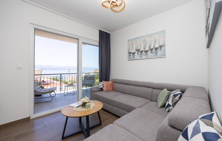 Ganze Ferienwohnung, Urlaub am Meer: 1 km vom Strand entfernt, mit Pool, WLAN und Garagenstellplatz in Stanici, Omis-Riviera