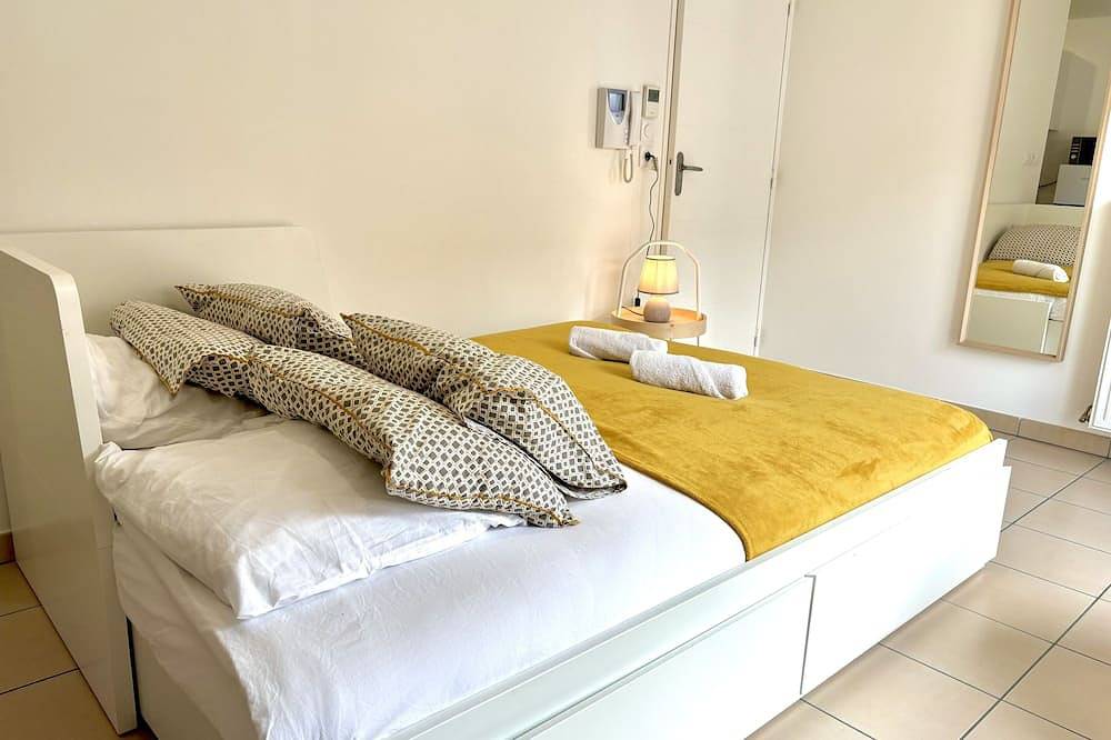 Entire apartment, Le Métropolitain - Grand studio coeur Tassin et gare in Tassin-la-Demi-Lune, Rhône