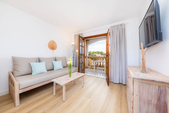 Apartamento inteiro, Apartamento cerca de la playa con piscina, terraza privada, aire acondicionado y Wi-Fi in Canyamel, Capdepera