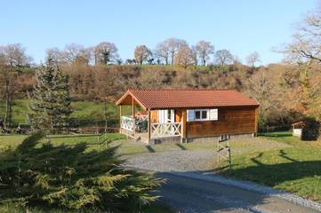 Chalet pour 4 personnes, avec vue ainsi que jardin et piscine, animaux acceptés dans Allier