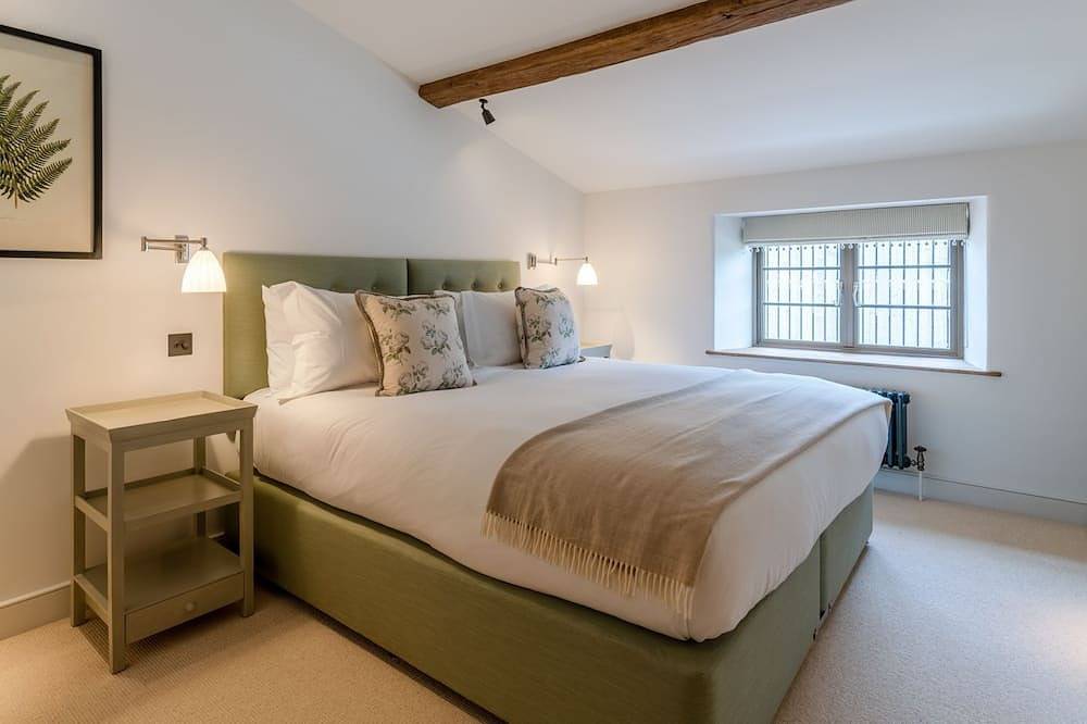 The Old Tractor Shed, Cheltenham - sleeps 12 guests  in 5 bedrooms in Cheltenham, Gloucestershire