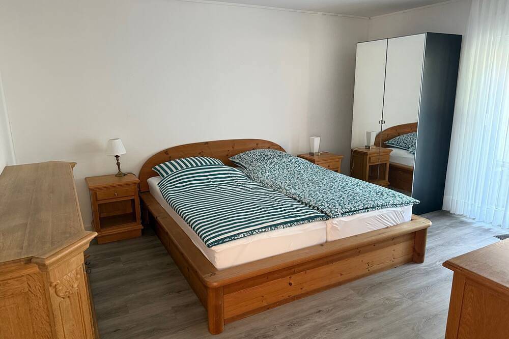 Ganze Wohnung, Helle, großzügige Ferienwohnung am Waldrand; ruhig; tolle Aussicht; ortskernnah in Lindlar, Oberbergischer Kreis