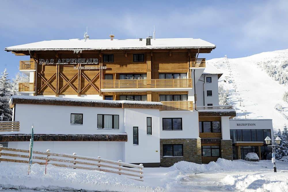 Ganze Wohnung, Herrliche Wohnung für 4 Gäste mit Pool,  W-Lan, Tv, Balkon, Haustiere erlaubt und Panoramablick in Rennweg am Katschberg, Bezirk Spittal an der Drau