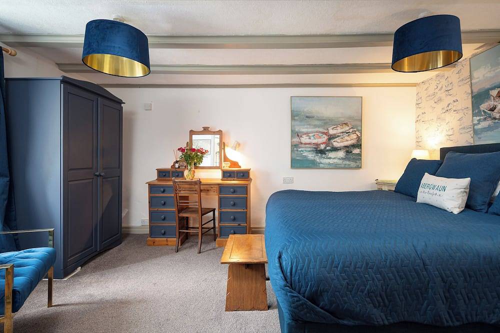 Lovely spacious quayside detached holiday house. Dog friendly. Sleeps 12 in Fishguard, Pembrokeshire