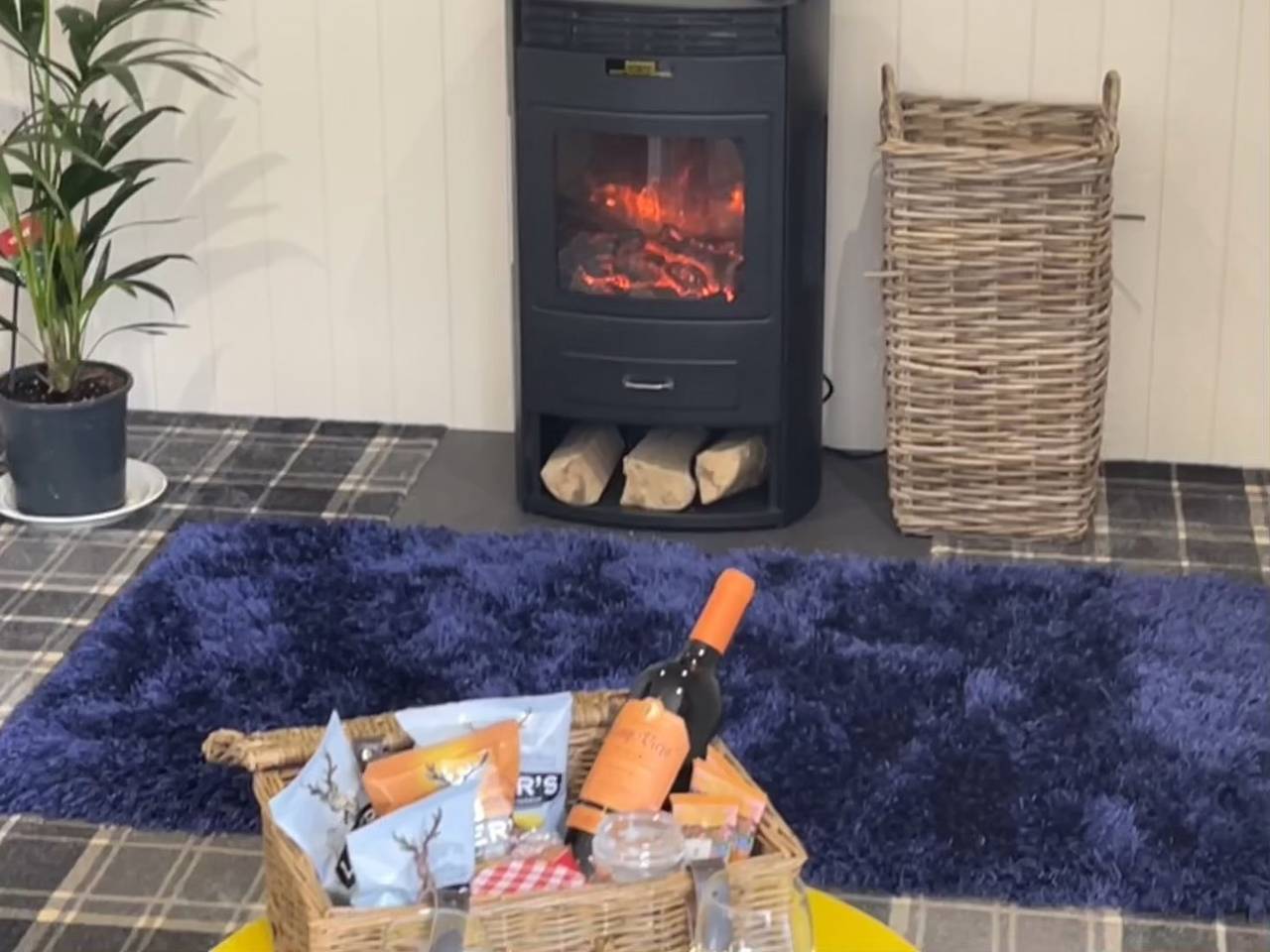 Oak Boutique Lodge includes hot tub, air con & dog in Ellerton, East Riding of Yorkshire