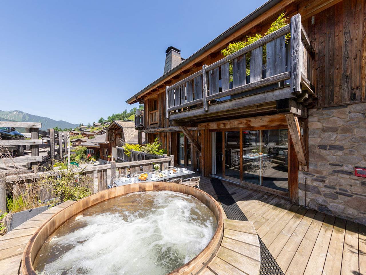 Entire apartment, Elegant alpine-chic apartment in Morzine with Scandinavian hot tub in Morzine, Les Portes du Soleil