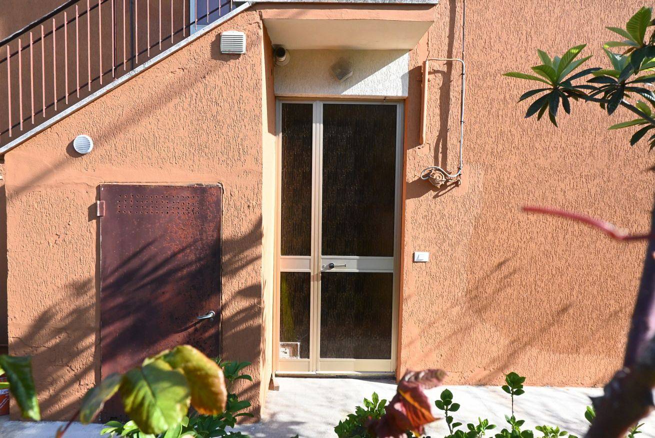 Ganze Wohnung, Se247- Marotta, three-room apartment with equipped courtyard near the sea in Marotta, Mondolfo und Umgebung