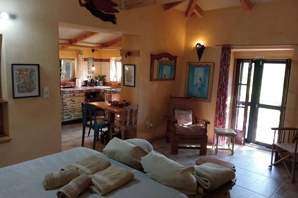 Goatshed, a Romantic Cottage .Sleeps 3.( 2 Ideal )Walk to  long sandy beach. in Messenien
