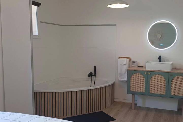 Charming single-storey house with swimming pool in a Provencal village in Fuveau, Mediterranean Coast (France)