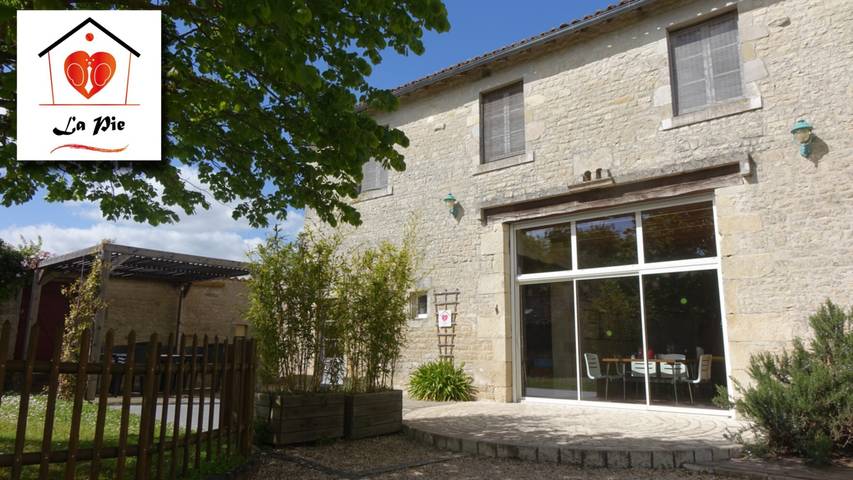 Domaine de Chante-Oiseau - 2 gîtes : la Pie et la Tourterelle in Theil-Rabier, Charente