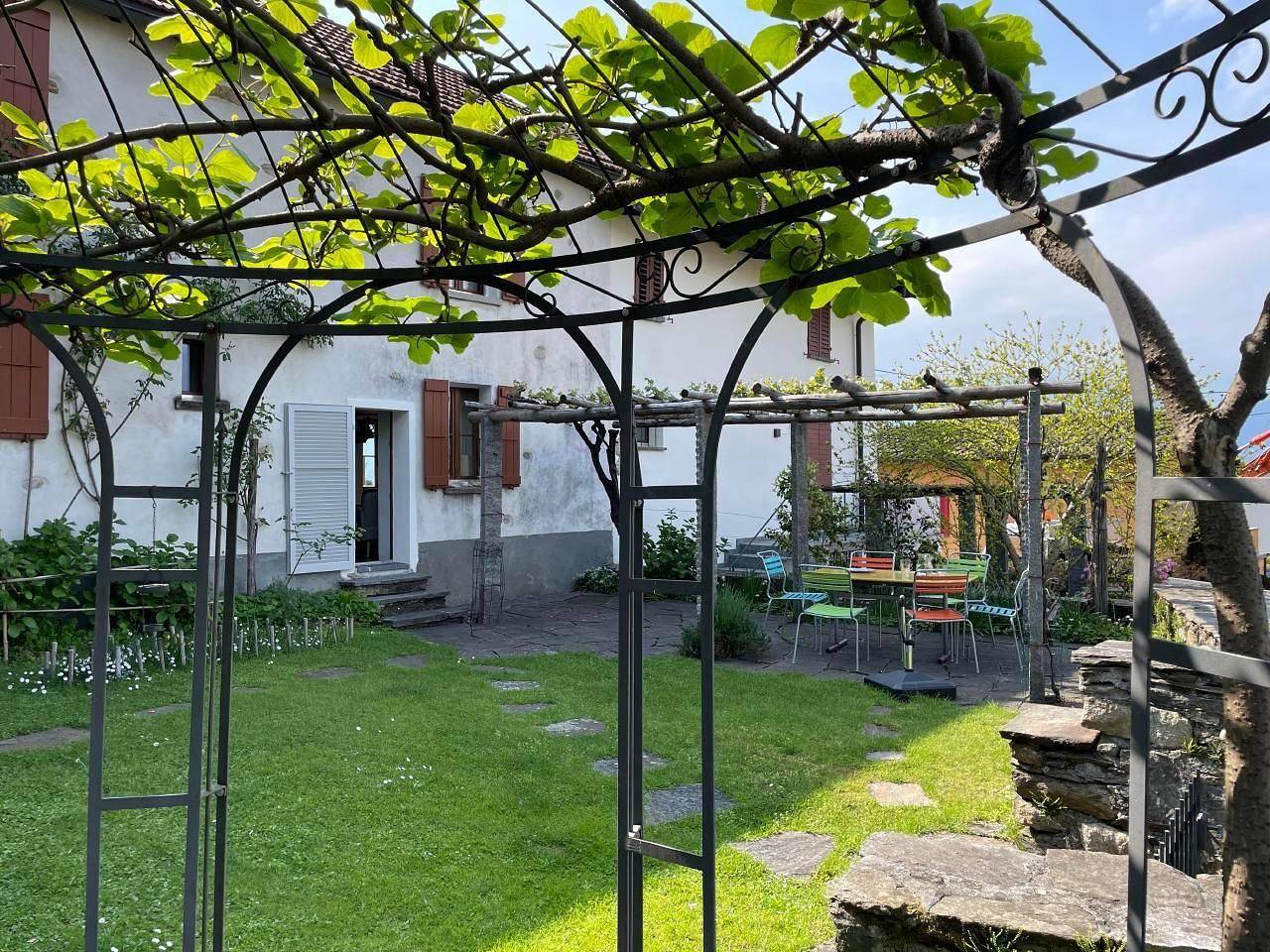 Ganze Ferienwohnung, Ferienwohnung "Casa Ritz" mit Garten in Gambarogno, Lago Maggiore (Schweiz)