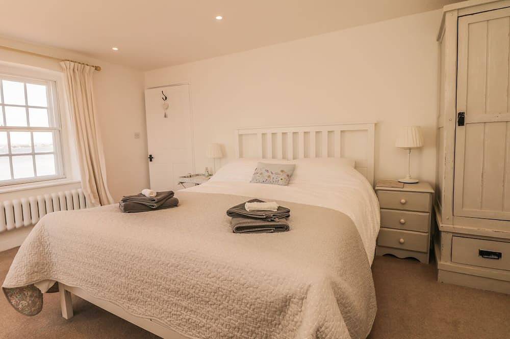 Searles, pet friendly, luxury holiday cottage in Lympstone in Lympstone, Devon