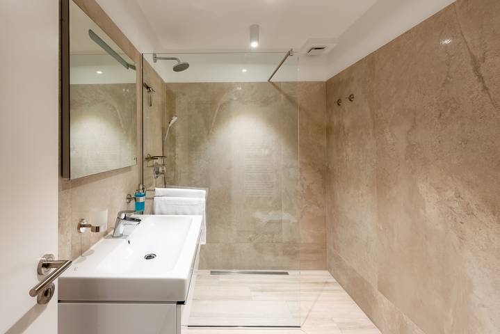 Apartament wakacyjny dla 4 osób, z Balkon i Taras oraz Ogród i Basen w Promajna