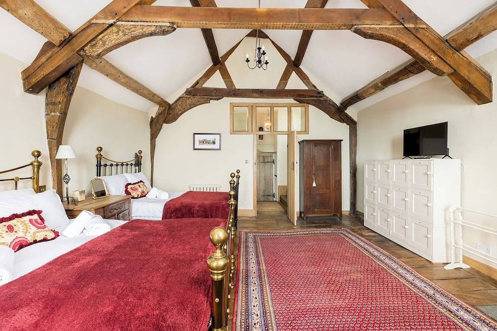 Unique Castle Stay, The East Gate Tower, Warwick - Pass the Keys in Warwick, Warwickshire