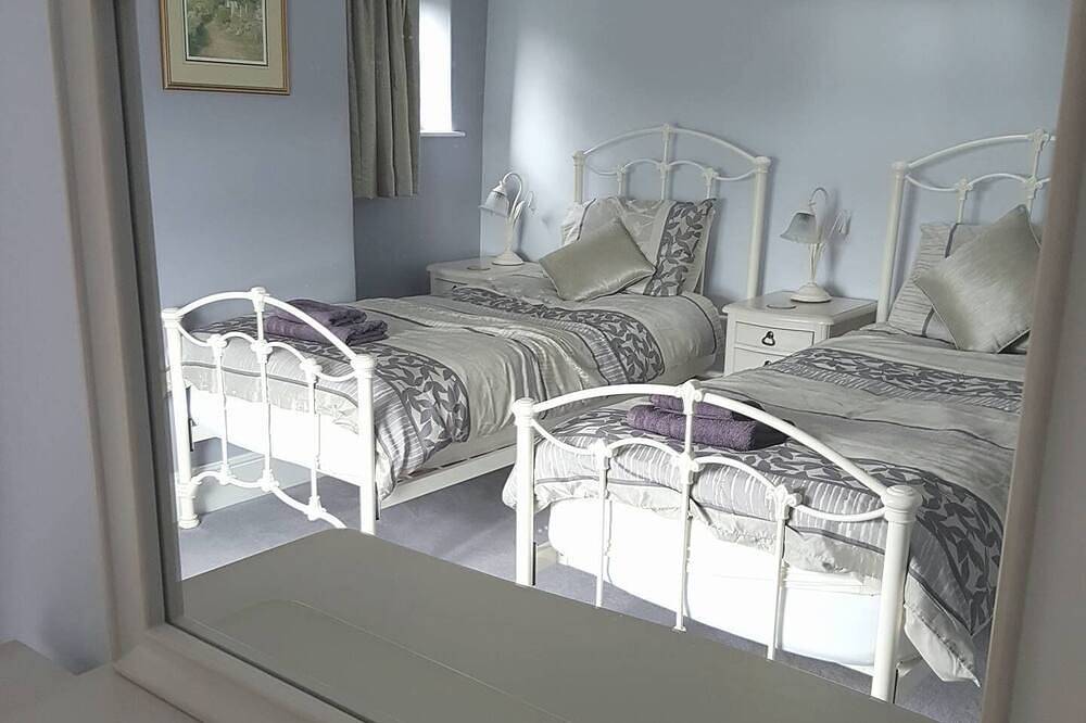 Luxury Cottage with spectacular rural views, private garden, sunroom and terrace in Wirksworth, Derbyshire