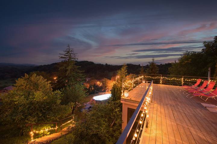Ferienhaus für 8 Personen, mit Balkon und Terrasse sowie Garten und Pool