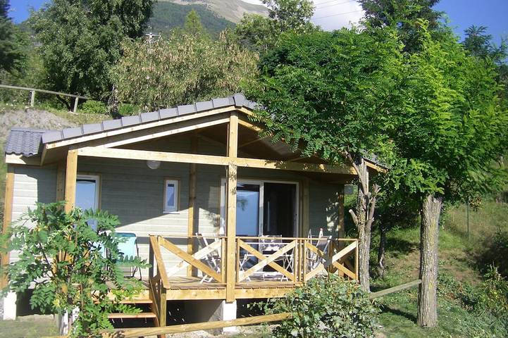 Gîte pour 4 personnes, avec Jacuzzi ainsi que Terrasse et Jardin à Saint-André-d'Embrun