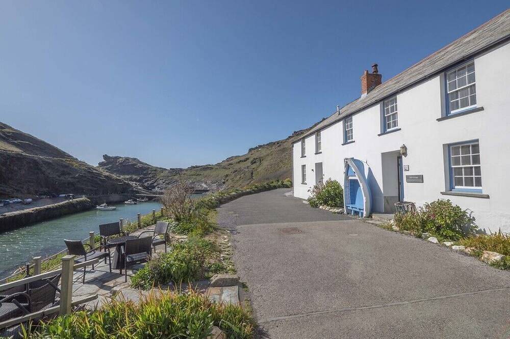 A beautiful harbourside four-bedroom cottage with harbour views in Boscastle, Pentire Point - Widemouth