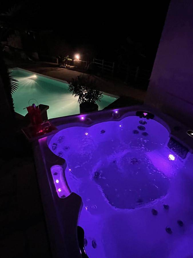 Cottage pour 2 personnes, avec terrasse ainsi que jacuzzi et piscine à Saint-Rome-de-Tarn