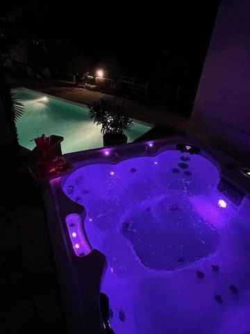 Chambre d’hôte pour 2 personnes, avec terrasse ainsi que piscine et jacuzzi dans l' Aveyron