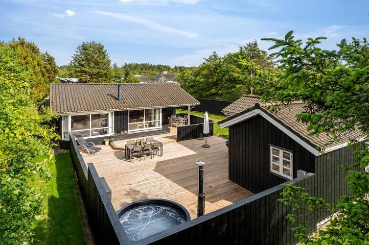Ferieudlejning for 8 personer, med Terrasse og Jacuzzi i Blokhus