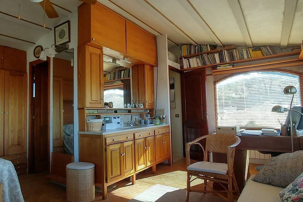 Comfortable sunny house, swimming pool, garden, parking, great views wifi sat in Girona, Gironès