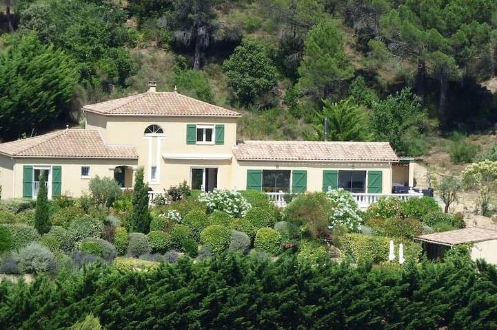 Gîte pour 8 personnes, avec jardin et piscine à Verzeille