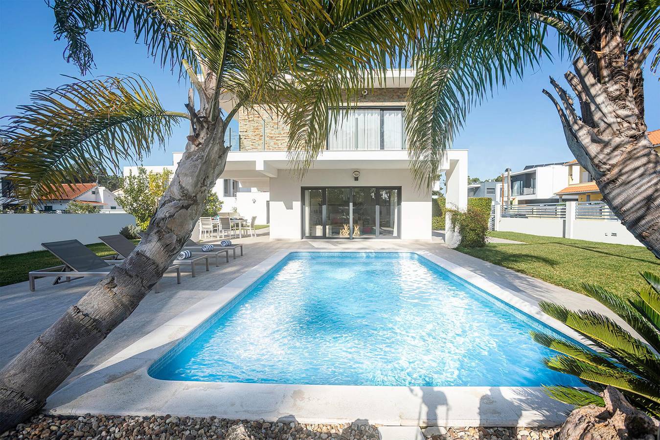 Spacious Aroeira Villa | 4 Bedrooms | Villa Sassi | Beautiful Gardens | Well Furnished in Aroeira, Charneca de Caparica e Sobreda