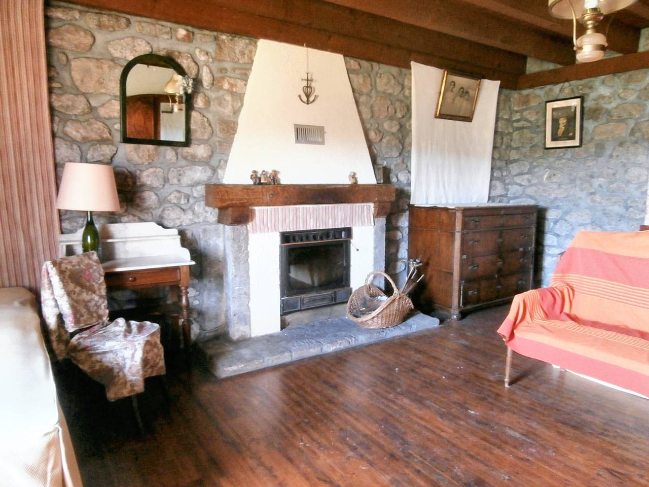 Maison de charme dans le Parc des Volcans d'Auvergne avec terrasse in Lascelle, Région d'Aurillac