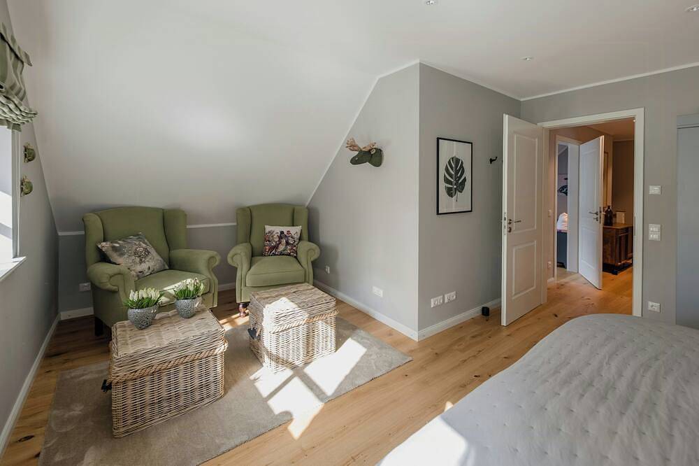 Ganze Wohnung, Forsthaus-Chic: Apartement mit See- und Waldblick in Friedeburg, Nordseeküste