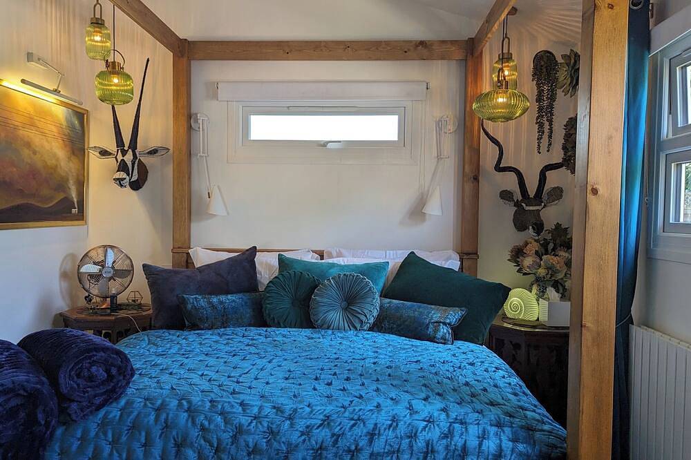 Tamanzi Taggs, floating home on idyllic island & sauna -Hampton Court & Richmond in Richmond upon Thames, London