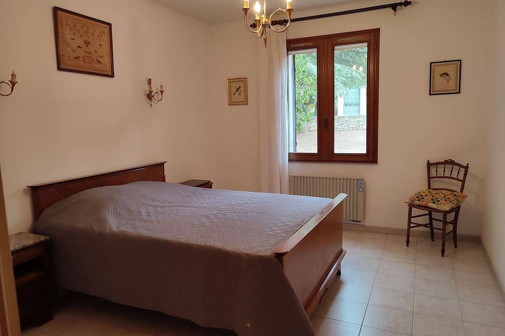 At the foot of the Luberon, beautiful house with swimming pool. in Maubec, Parque natural regional del Luberon