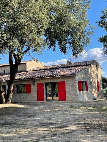 Gîte pour 2 personnes, avec jardin ainsi que vue et piscine à Céreste