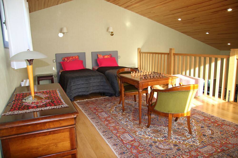 120m2 detached house with Prm access facing the Pape Clément vineyards in Pessac, Bordeaux region