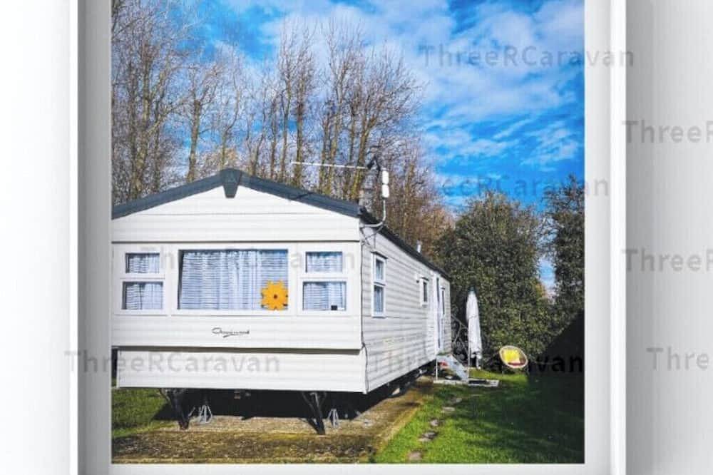 Mindful caravan stay w/one suitcase. Sleeps ≤4. Garden seating, Tv-detox + Wifi. in Selsey, West Sussex