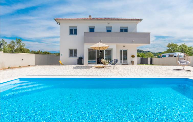 Ferienhaus für 8 Personen, mit Pool und Terrasse