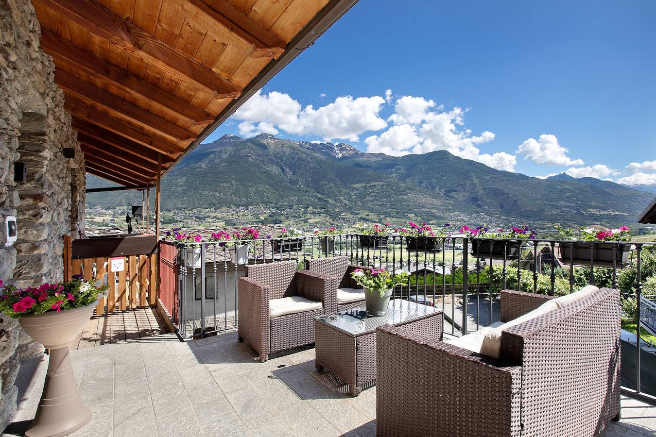 Apartamento entero, Apartamento 'Maison Bebe Mont Emilius' con vistas a la montaña, terraza privada y Wi-Fi in Chenaux, Comune di Pollein