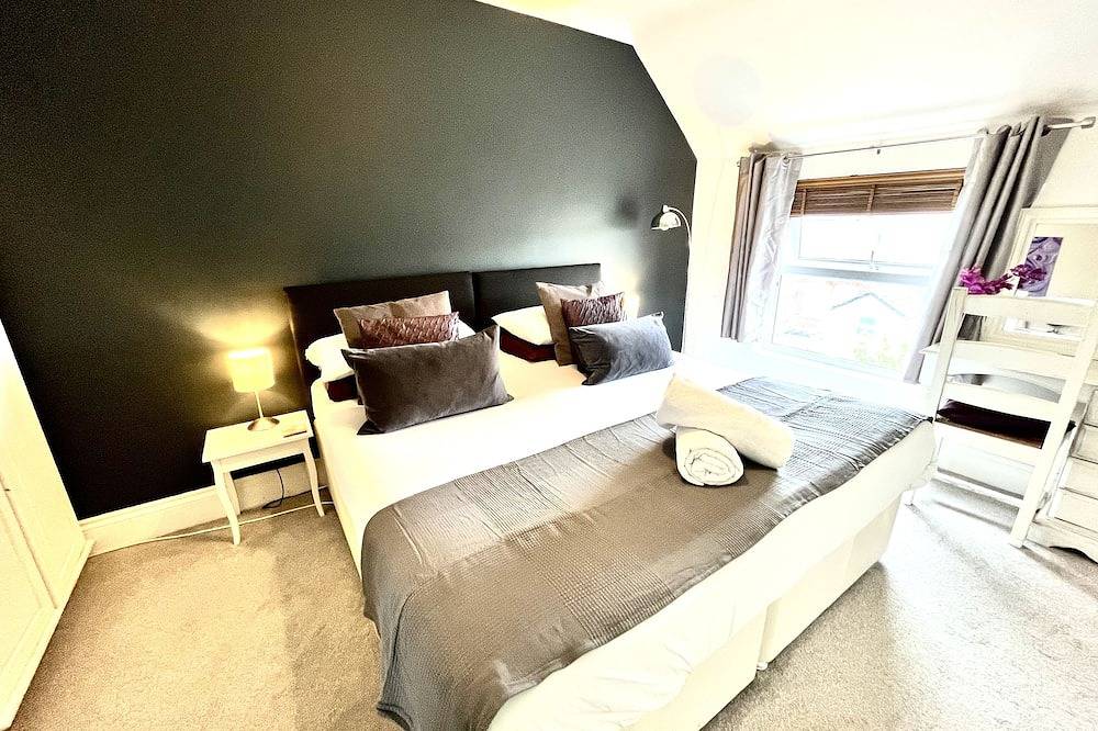 Entire apartment, Boutique by the beach, kids and cars welcome. in Southsea, Portsmouth