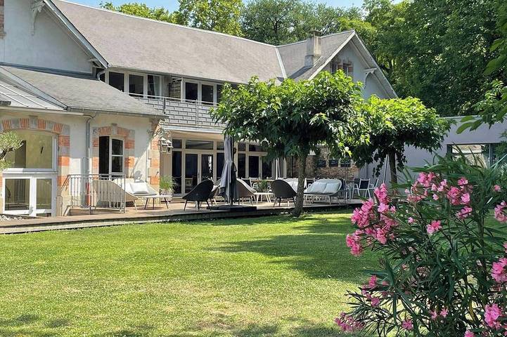Location de vacances pour 30 personnes, avec Balcon ainsi que Jardin et Piscine à Garrevaques