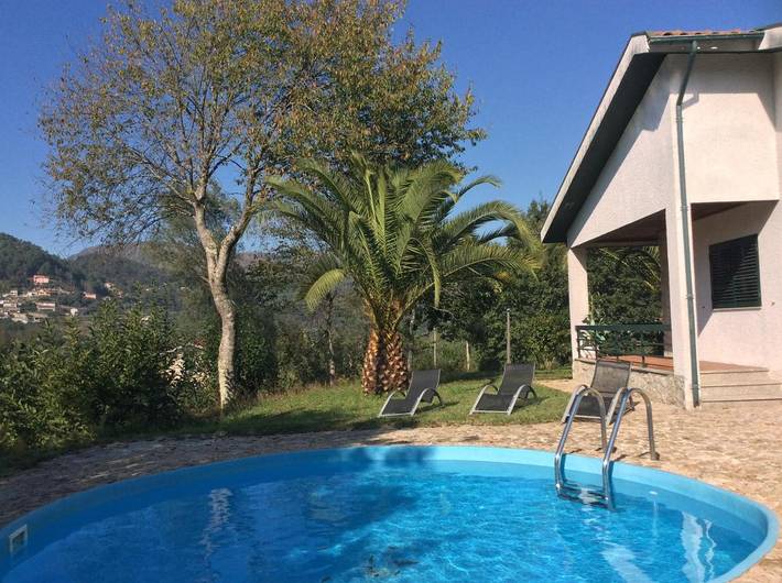 Casa de férias para 13 pessoas, com vista e piscina e ainda jardim, com animais de estimação em Terras de Bouro