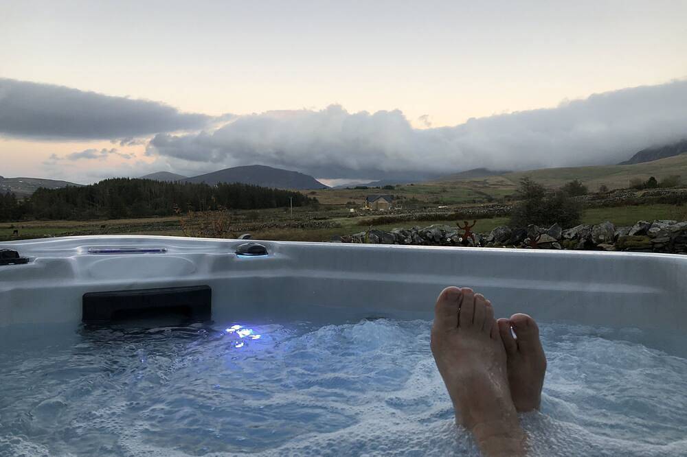 Beautifully converted dream retreat for 2 - hot tub, glorious views of Snowdon! in Snowdonia