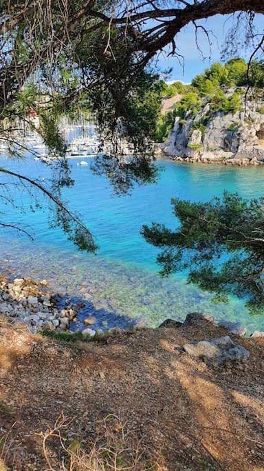 Location de vacances pour 7 personnes, avec bassin pour enfant et jardin ainsi que vue et piscine à La Destrousse - 4