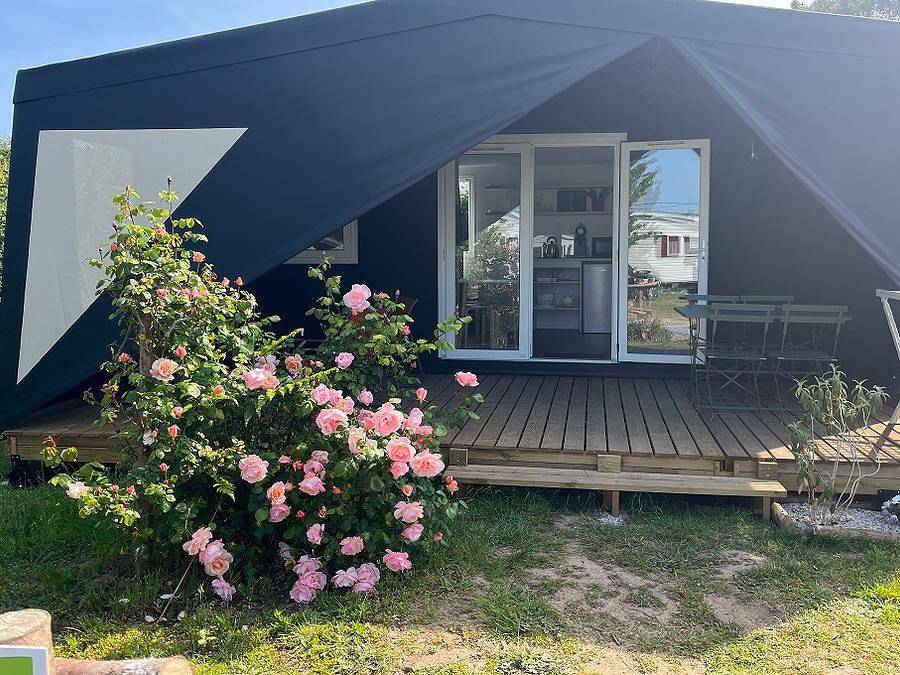Camping de la Plage - Canvas and wooden tent 4 persons - Coco O Room With Sanitary in Fermanville, Cherbourg region