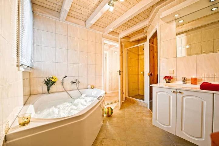 Maisonette-Apartment „Bornholm“ 103m² für 6 Pers. im Schlosspark Bad Saarow, Sauna, Whirlpool und Kamin in Bad Saarow, Dahme-Seengebiet