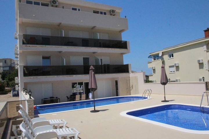 Maison d’hôte pour 5 personnes, avec jardin et piscine ainsi que bassin pour enfant et vue