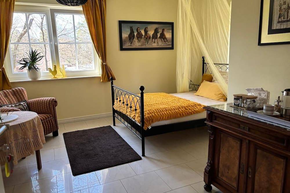 Gemütliches ruhiges Gästezimmer mit Bad in Traumvilla am Waldrand in Wilhelmshorst, Michendorf