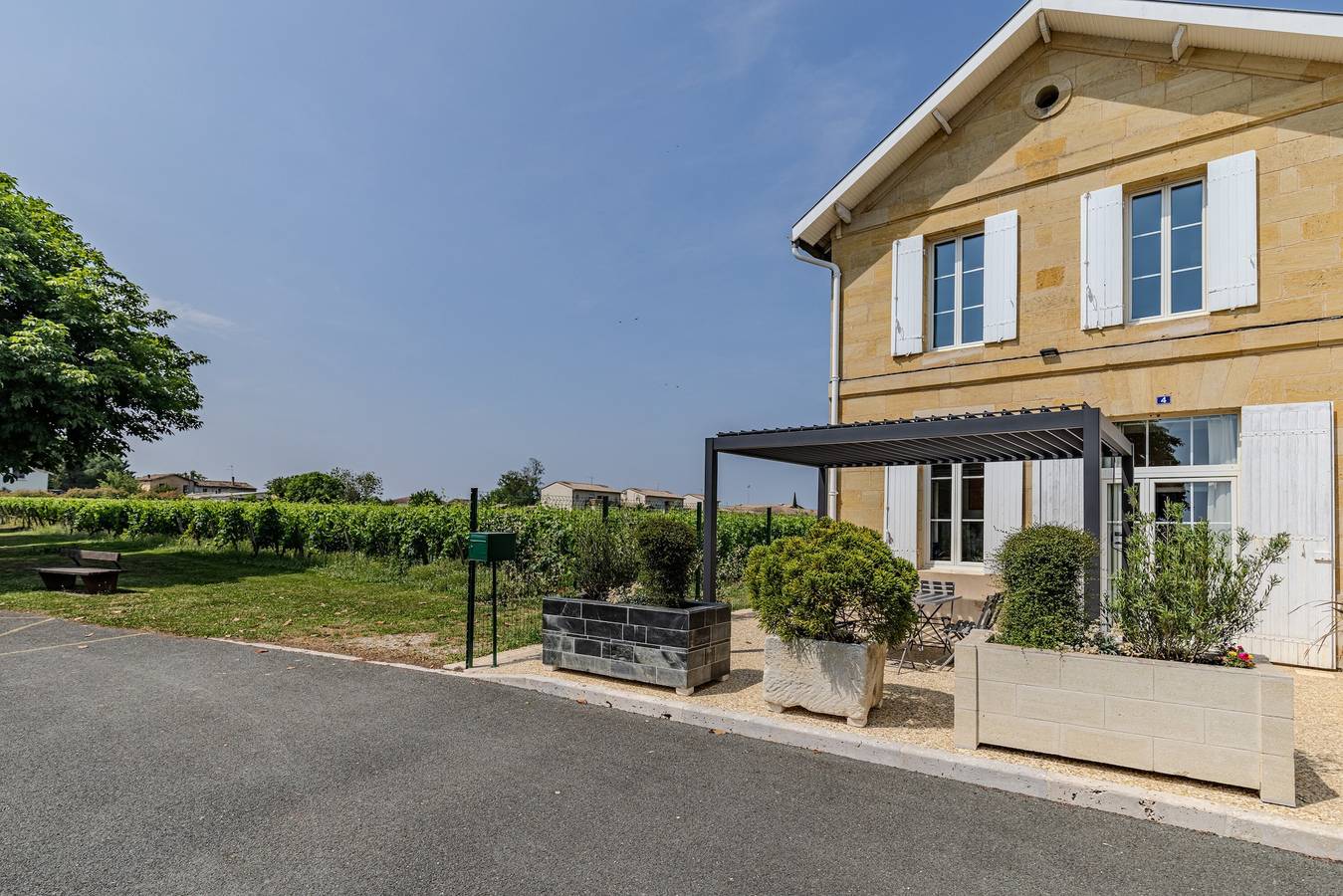 Les Marronniers – Maison de vacances avec piscine et vue sur les vignobles à Montagne in Montagne, Région de Libourne