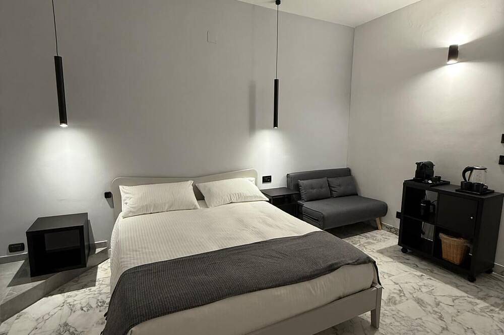 Panta Rei Charming Rooms and Spa bright Iris room with balcony in Taranto, Gulf of Taranto